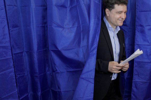 camera deputatilor a votat legea pentru ca referendumul lui nicusor dan sa se desfasoare in aceleasi sectii cu alegerile prezidentiale 67212bbc6f40c
