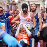 galerie foto actorul colin farrell a terminat maratonul de la dublin impingand spre linia de sosire o prietena aflata in scaunul cu rotile 6721d0ac13be7