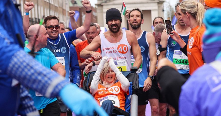 Colin Farrell a finalizat Maratonul de la Dublin, ajutând o prietenă aflată în scaun cu rotile să atingă linia de sosire. 1 galerie foto actorul colin farrell a terminat maratonul de la dublin impingand spre linia de sosire o prietena aflata in scaunul cu rotile 6721d0ac13be7