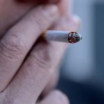 nivel mai ridicat de bacterii orale daunatoare care pot afecta sanatatea pentru fumatori si cei care vapeaza arata un studiu 67213c90872b5