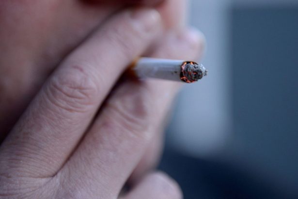 nivel mai ridicat de bacterii orale daunatoare care pot afecta sanatatea pentru fumatori si cei care vapeaza arata un studiu 67213c90872b5