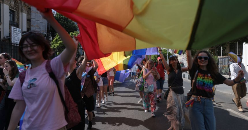 Reprezentanții LGBTI organizează un marș de protest sâmbătă în Capitală pentru a solicita politicienilor legalizarea parteneriatului civil. 1 reprezentantii lgbti fac un mars de protest sambata in capitala ei cer politicienilor legalizarea parteneriatului civil 67212c2dda92a