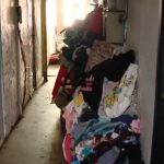 video o pensionara a descoperit ca o alta femeie s a mutat la ea cu tot cu cei 6 copii i a luat un an sa si recupereze casa 67214557be5a4