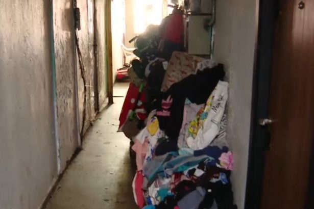 video o pensionara a descoperit ca o alta femeie s a mutat la ea cu tot cu cei 6 copii i a luat un an sa si recupereze casa 67214557be5a4