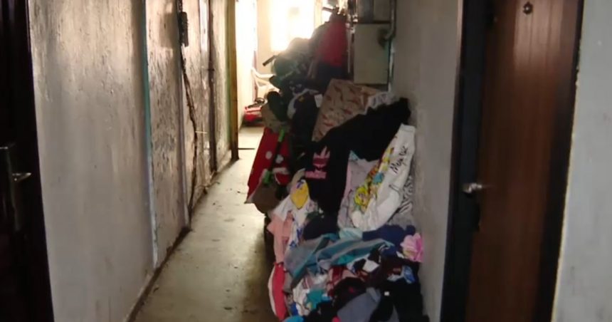 O pensionară a aflat că o altă femeie s-a mutat în locuința ei, împreună cu cei șase copii. A durat un an pentru a-și recupera casa. 1 video o pensionara a descoperit ca o alta femeie s a mutat la ea cu tot cu cei 6 copii i a luat un an sa si recupereze casa 67214557be5a4