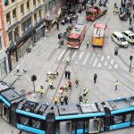video patru persoane au fost ranite dupa ce un tramvai a deraiat si a intrat intr un magazin in oslo 6721d098bada2