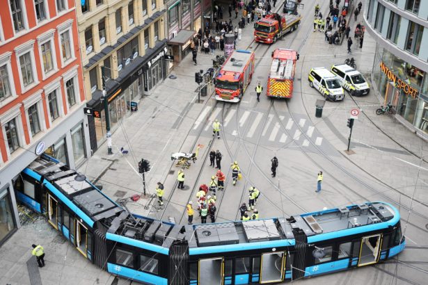 video patru persoane au fost ranite dupa ce un tramvai a deraiat si a intrat intr un magazin in oslo 6721d098bada2
