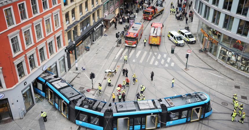 video patru persoane au fost ranite dupa ce un tramvai a deraiat si a intrat intr un magazin in oslo 6721d098bada2