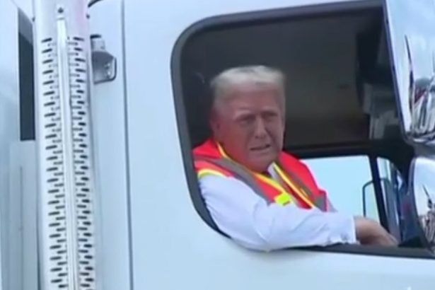 video trump cu masina de gunoi la un miting electoral dupa gafa presedintelui sua in onoarea kamalei si a lui biden 67235326481f3
