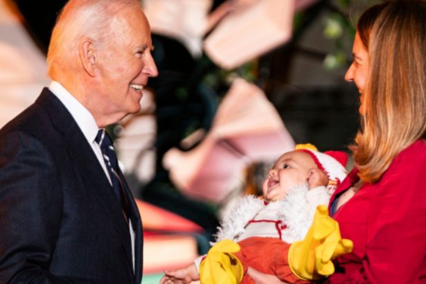 videofoto moment viral la casa alba joe biden a muscat un bebelus imbracat in pui la petrecerea de halloween cum s a costumat prima doamna 67238e0cc9321