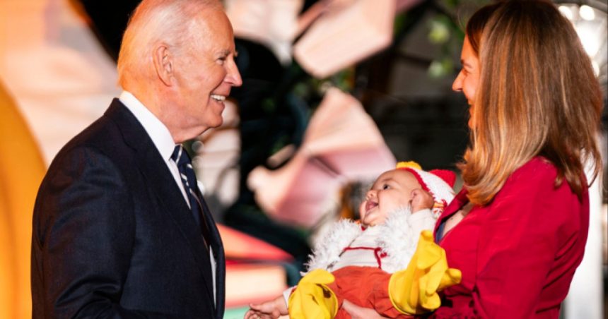 Moment viral la Casa Albă: Joe Biden a „mușcat” un bebeluș îmbrăcat în pui la petrecerea de Halloween. Cum s-a costumat prima doamnă. 1 videofoto moment viral la casa alba joe biden a muscat un bebelus imbracat in pui la petrecerea de halloween cum s a costumat prima doamna 67238e0cc9321