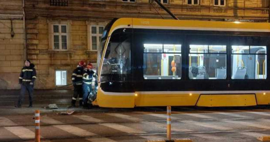 accident grav in timisoara cu doua tramvaie si doua masini vatmanul unei garnituri a ramas incarcerat iar o femeie a fost ranita 673b9f72f364f