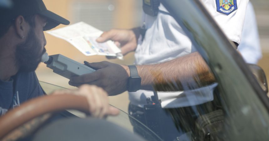 Accident în București cauzat de un om de afaceri aflat sub influența alcoolului. Doi polițiști au suferit răni. 1 accident provocat in bucuresti de un om de afaceri baut doi politisti au fost raniti 672dfb697583c