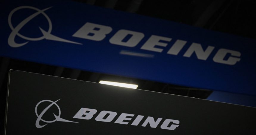angajatii boeing au incheiat greva care a durat 6 saptamani si au acceptat o crestere salariala de 38 in urmatorii 4 ani 672b2ba8ad20d