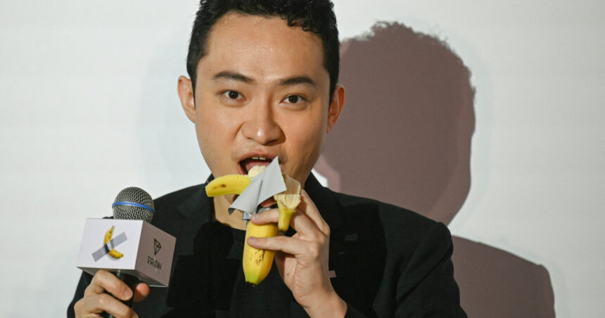 Antreprenorul chinez a mâncat banana lipită de perete, pentru care a plătit peste șase milioane de dolari la licitație, și a făcut o declarație. 1 antreprenorul chinez a mancat banana lipita de perete pentru care a platit peste sase milioane de dolari la licitatie ce a declarat 6749d5adb04ca