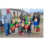 asociatia suflete deschise a ajuns cu daruri si alimente la 17 familii cu 22 de copii minori care locuiesc in grajdurile din pecineaga 674afe2910894