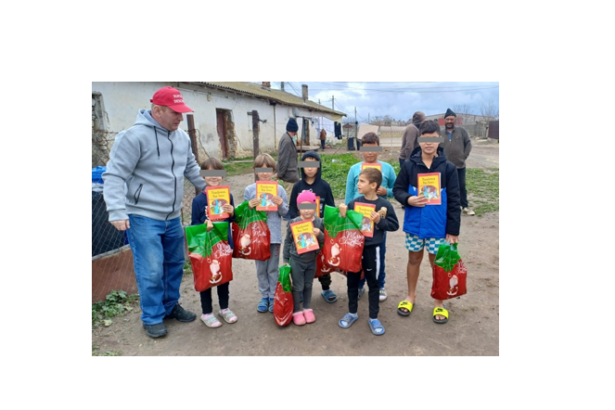 asociatia suflete deschise a ajuns cu daruri si alimente la 17 familii cu 22 de copii minori care locuiesc in grajdurile din pecineaga 674afe2910894