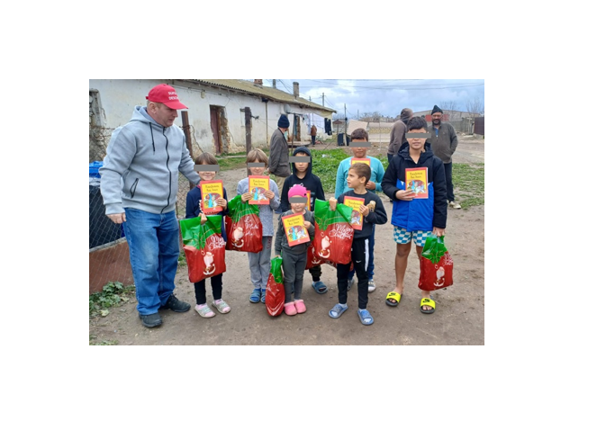 asociatia suflete deschise a ajuns cu daruri si alimente la 17 familii cu 22 de copii minori care locuiesc in grajdurile din pecineaga 674afe2910894