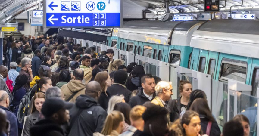 Atac violent cu toporul într-o stație de tren din apropierea Parisului. Mai multe persoane, inclusiv copii, au fost rănite. 1 atac violent cu toporul intr o statie de tren din apropiere de paris mai multe persoane au fost ranite printre care si copii 6728d3a49fd8d
