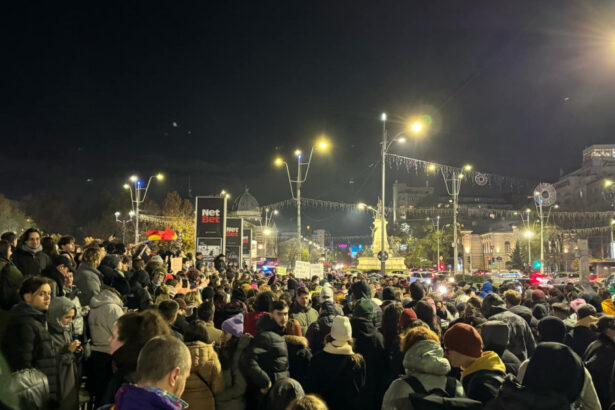 calin georgescu este contestat in piata universitatii nu votati un dictator 6744f54a35292