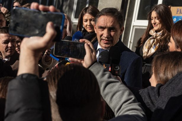 candidatul la presedintie stoianoglo nu stie bine limba oficiala a tarii sale romana dar are o iesire nervoasa in fata presei 67278a58486c9