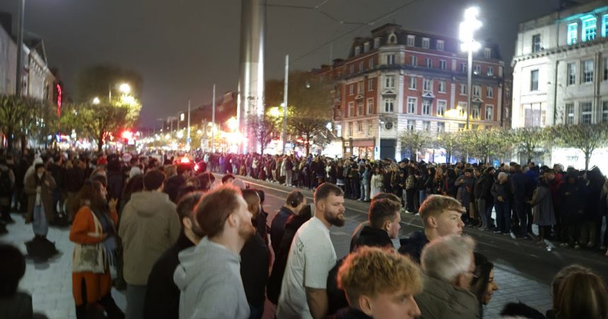 Cea mai mare farsă de Halloween. Mii de oameni s-au adunat la Dublin pentru a asista la o paradă care nu s-a desfășurat. 1 cea mai mare farsa de halloween mii de oameni s au strans la dublin sa vada o parada care nu a mai avut loc 6724fdd9e9f27