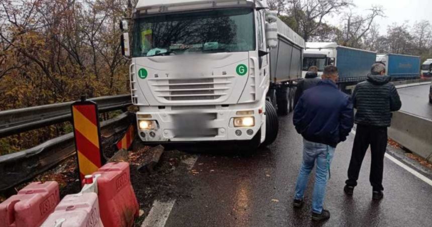 Circulația este restricționată pe Valea Oltului, după ce un TIR încărcat cu cereale a derapat, a lovit un parapet și a rămas blocat pe drum. 1 circulatie restrictionata pe valea oltului dupa ce un tir incarcat cu cereale a derapat a lovit un parapet si a ramas blocat pe sosea 67333a5a93b65