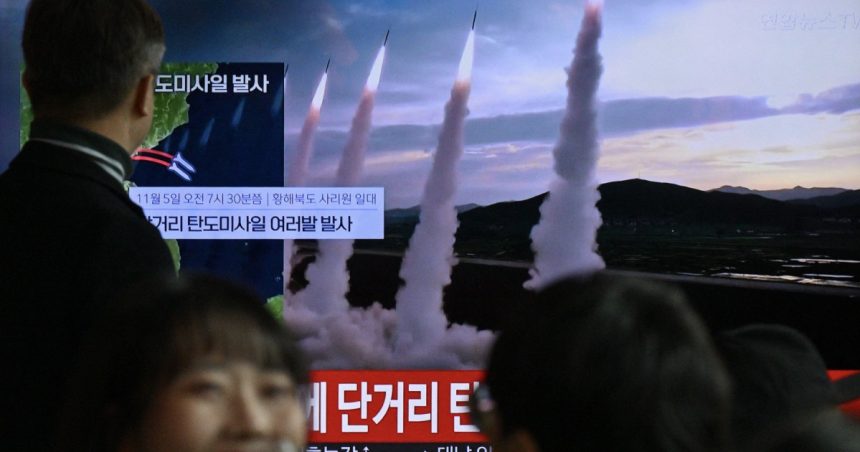 Coreea de Nord a efectuat lansări de rachete cu rază scurtă de acțiune, ca reacție la desfășurarea unui bombardier strategic de către SUA în regiune. 1 coreea de nord a lansat mai multe rachete cu raza scurta de actiune dupa ce sua au trimis un bombardier strategic in regiune 6729e16993756