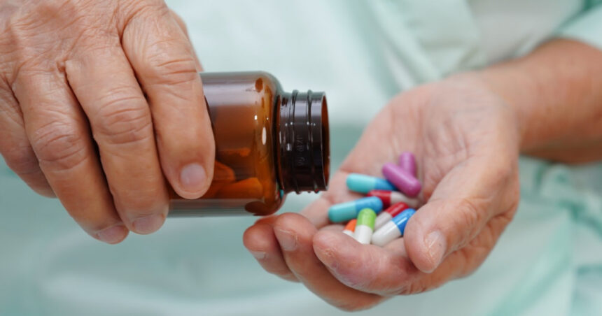 Crimele care au transformat modul în care administrăm medicamente. Milioane de persoane terorizate de un criminal care a disimulat cianură în paracetamol. 1 crimele care au schimbat felul cum luam medicamente milioane de oameni terorizati de un ucigas care a ascuns cianura in paracetamol 67441ad4a4f75