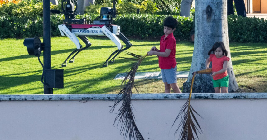 Aspectul câinelui robot care asigură paza lui Donald Trump. „Spot” este utilizat de Secret Service pentru a patrula la Mar-a-Lago. 1 cum arata cainele robot care il pazeste pe donald trump spot este pus de secret service sa patruleze la mar a lago 6739aecea84c0