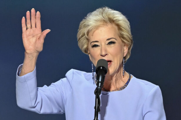 donald trump o numeste pe linda mcmahon in postul de ministru al educatiei 673db81339cae