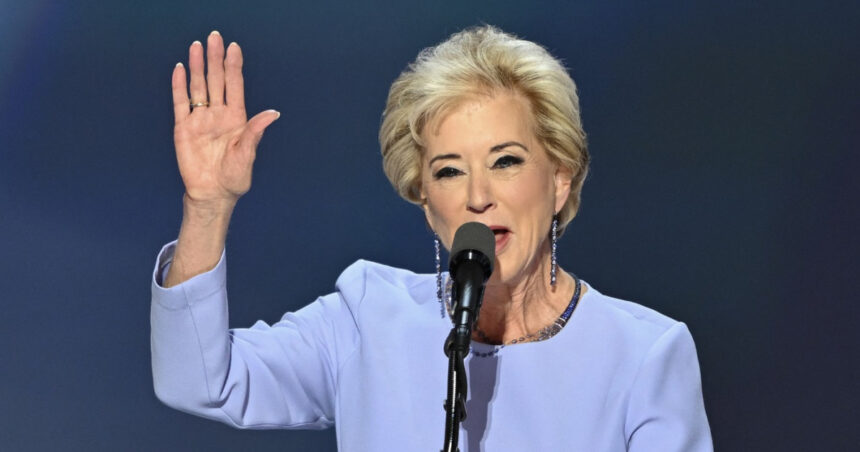 donald trump o numeste pe linda mcmahon in postul de ministru al educatiei 673db81339cae