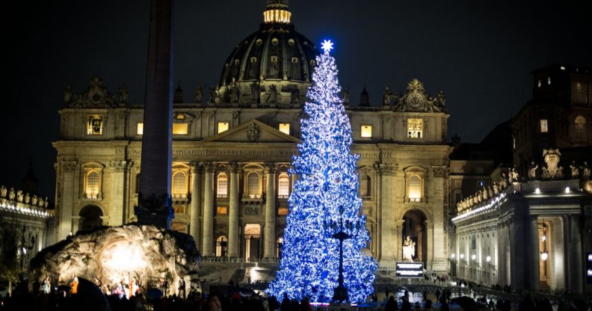 ecologistii ii cer papei francisc sa opreasca taierea unui brad de 200 de ani care ar trebui sa decoreze piata sf petru de craciun 6733bbd353f15
