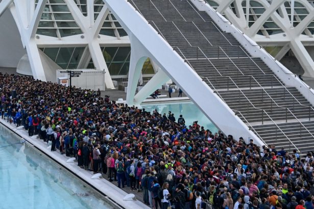 foto imagini emotionante cu mii de voluntari stransi in orasul artelor si stiintelor din valencia sa ajute oamenii afectati de inundatii 6726596ccec7d