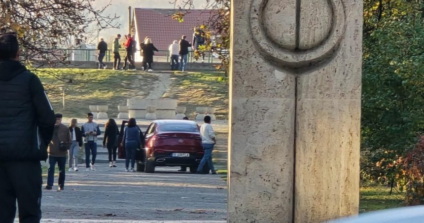 O șoferiță a ajuns în Parcul Central din Târgu Jiu: a trecut pe sub Poarta Sărutului și s-a oprit lângă Masa Tăcerii. Sancțiunea primită. 1 foto o soferita a ajuns in parcul central din targu jiu a trecut pe sub poarta sarutului si s a oprit langa masa tacerii amenda primita 672e6e429806a