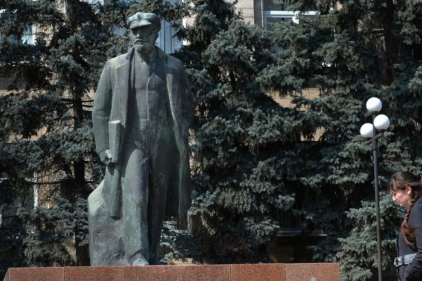 gagauzia regiunea pro rusa a moldovei panourile care marcheaza proiectele facute cu bani europeni contrasteaza cu statuia lui lenin 67252101453cb