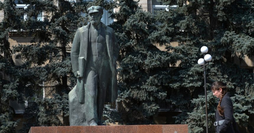 gagauzia regiunea pro rusa a moldovei panourile care marcheaza proiectele facute cu bani europeni contrasteaza cu statuia lui lenin 67252101453cb