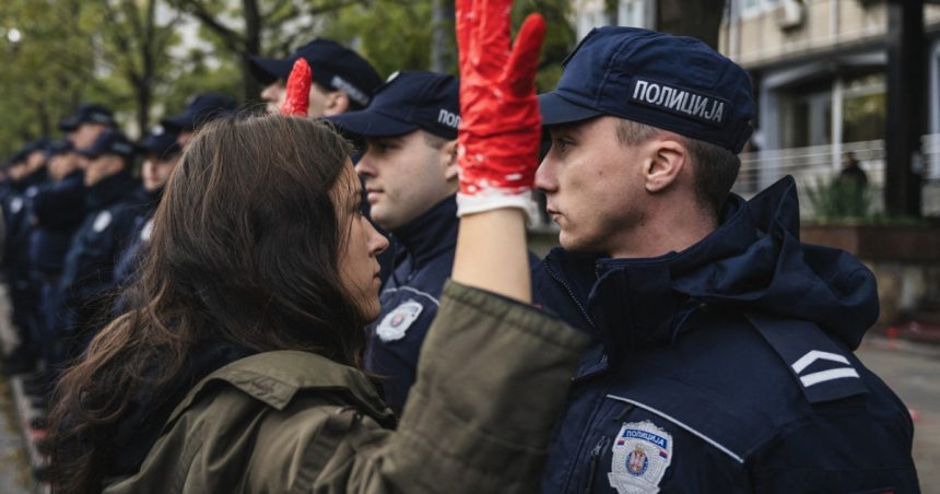 „Cerem demisia lui Goran Vesic”. Protest la Belgrad, după prăbușirea acoperișului gării din Novi Sad care a dus la moartea a 14 persoane. 1 galerie foto cerem demisia lui goran vesic protest la belgrad dupa ce prabusirea acoperisului garii din novi sad a cauzat moartea a 14 persoane 6727a0da77133