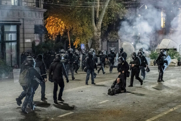 galerie foto peste 100 de persoane au fost arestate in timpul protestului proeuropean din georgia 674aeb8d3e929