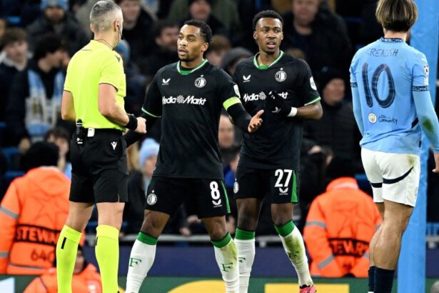galerie foto wesley sneijder reactie dura dupa penalty ul dictat de radu petrescu in manchester city feyenoord foarte prostesc 67463f5619304
