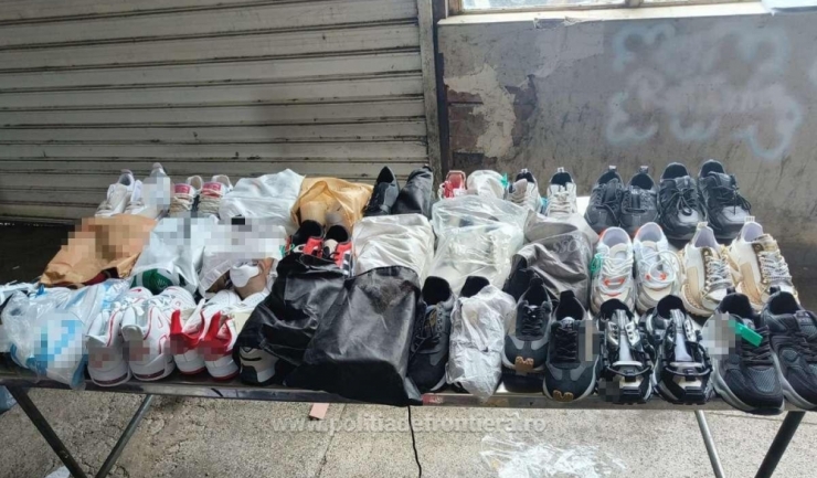 Haine contrafăcute în valoare de 40.000 lei, confiscate de polițiștii de la frontiera Negru Vodă 1 haine contrafacute in valoare de 40 000 lei confiscate de politistii de la frontiera negru voda 6749c9ce54b2e