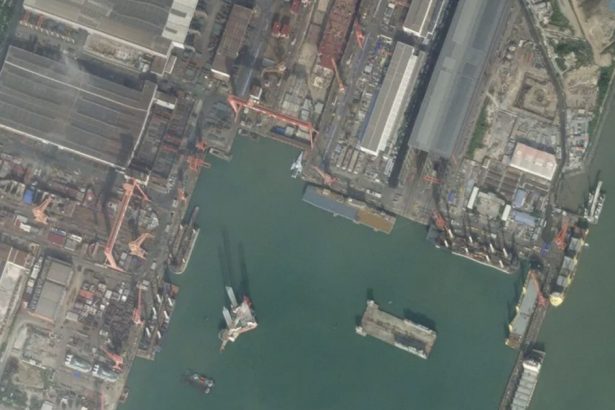 imagini din satelit arata un misterios portavion construit in china pe fondul expansiunii navale vertiginoase 67267e388add6