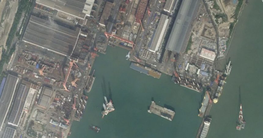imagini din satelit arata un misterios portavion construit in china pe fondul expansiunii navale vertiginoase 67267e388add6