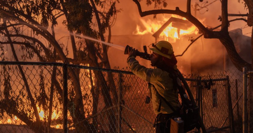 incendii de vegetatie violente pe coastele de est si vest ale sua un pompier de 18 ani a murit mii de evacuati si case distruse 673336631dd5d