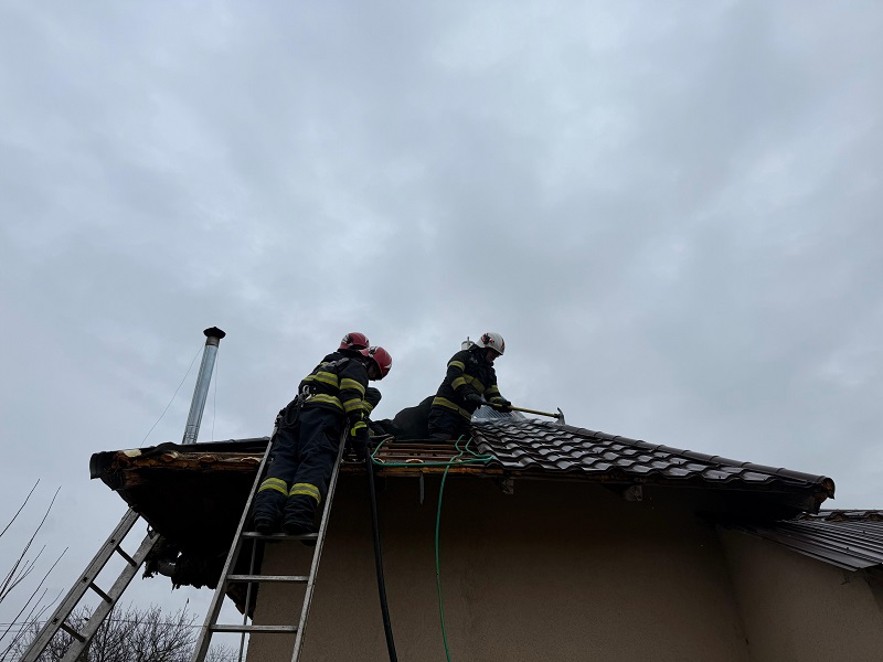 Incendiu la o casă din județul Tulcea: Intervenția mai multor autospeciale pentru stingerea flăcărilor 1 incendiu la o casa din judetul tulcea mai multe autospeciale intervin pentru stingerea flacarilor 6746e13d5142a