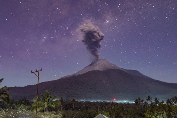 indonezia sub alerta de gradul iv cel putin 10 morti si sate ingropate in cenusa dupa eruptia vulcanului laki laki 67289dd7ecb6d