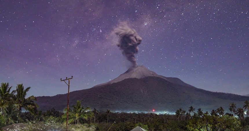 indonezia sub alerta de gradul iv cel putin 10 morti si sate ingropate in cenusa dupa eruptia vulcanului laki laki 67289dd7ecb6d