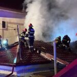 Intervenție complicată a pompierilor în municipiul Tulcea. Acoperișul unei locuințe a fost cuprins de flăcări. 3 interventie dificila a pompierilor in municipiul tulcea acoperisul unei case a luat foc 6746e9304faa8