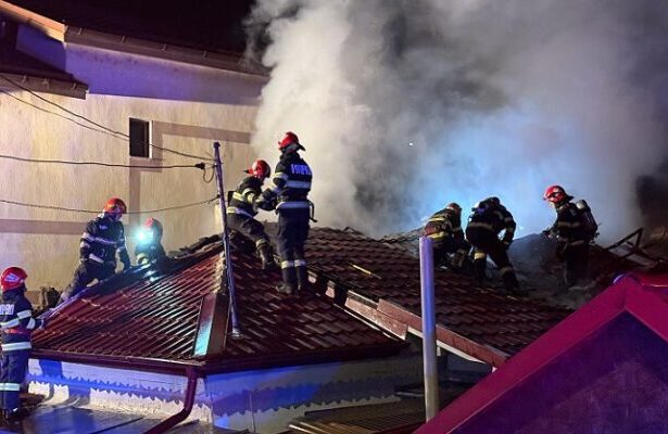 interventie dificila a pompierilor in municipiul tulcea acoperisul unei case a luat foc 6746e9304faa8