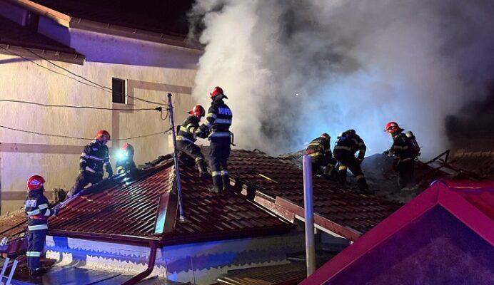 interventie dificila a pompierilor in municipiul tulcea acoperisul unei case a luat foc 6746e9304faa8